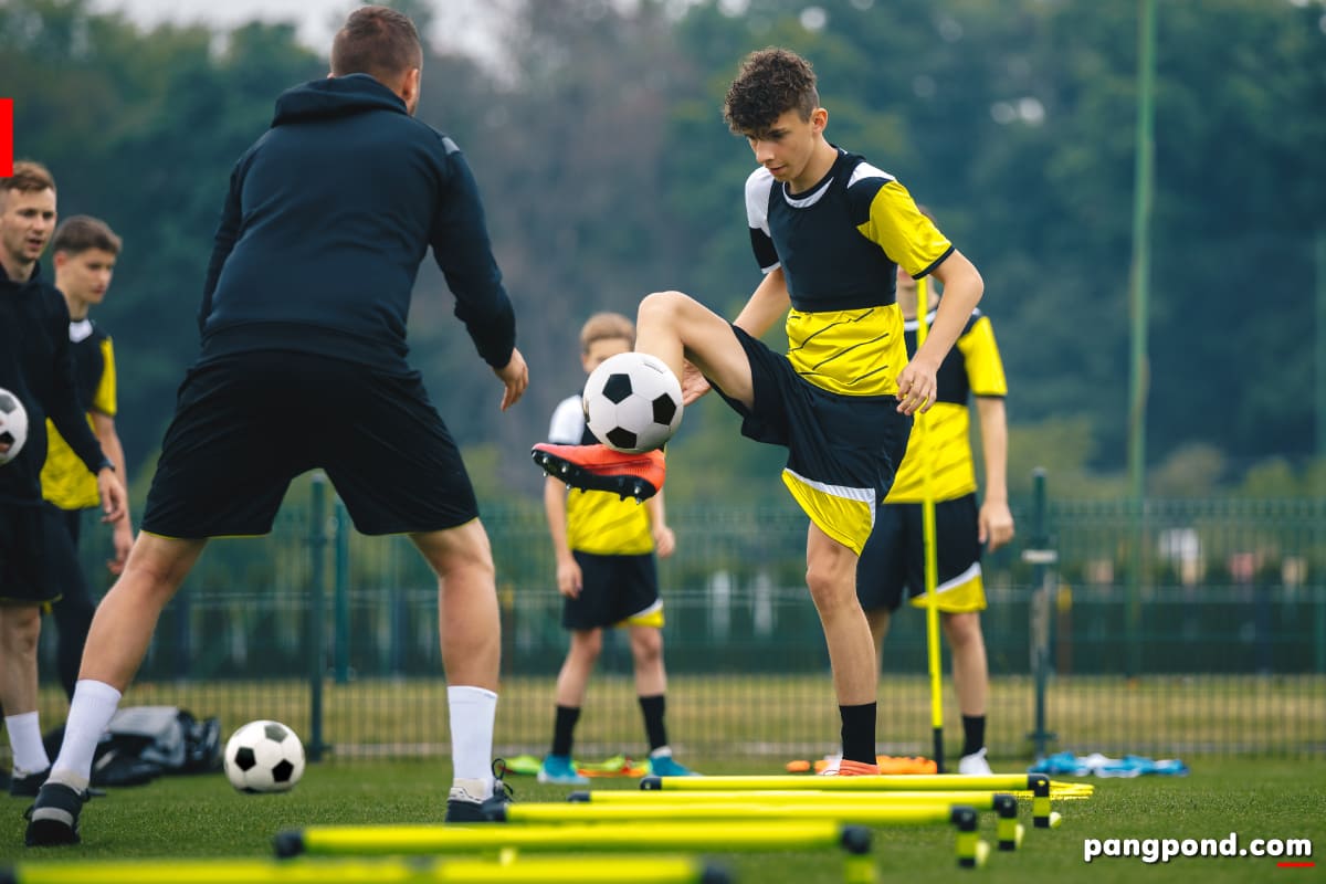 กติกาฟุตบอลเบื้องต้นวิธีเล่นทักษะทำได้อย่างเจ๋งครบ 17 ข้อ? 6 การหยุดลูกฟุตบอลด้วยข้างเท้า