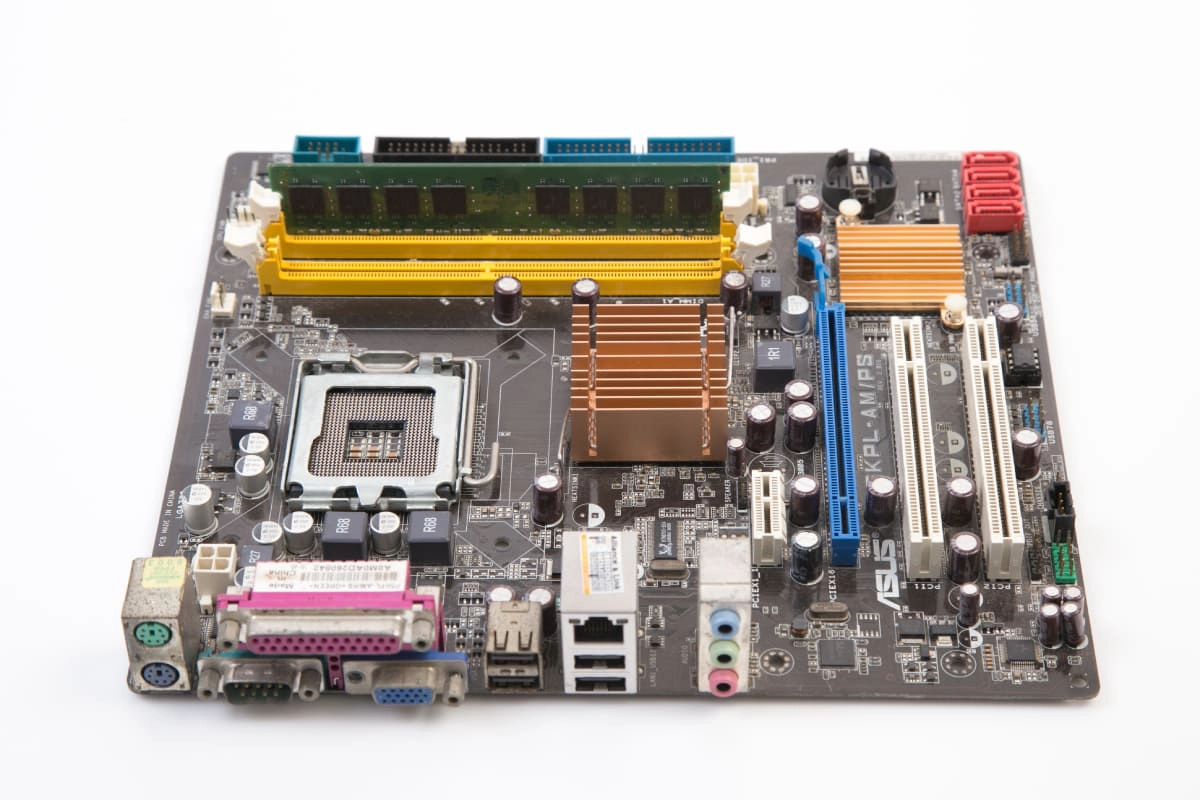 อุปกรณ์คอมพิวเตอร์ 5 หลักการทํางาน องค์ประกอบของคอมพิวเตอร์ ความหมายของคอมพิวเตอร์ 6 Main board (เมนบอร์ด)